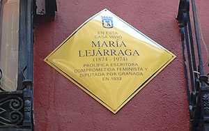 Placa homenaje a María Lejárraga, en Madrid. Fuente: Taras, D. (30 octubre de 2017). Homenaje a María Lejárraga: Malasaña estrena placa. 