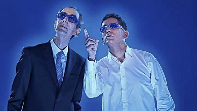 César Sarachu y Juan Mayorga en una fotografía promocional de Sergio Parra: Intensamente azules (2018)