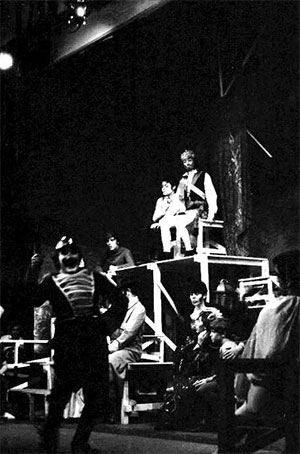 Foto de la representación de El último gallinero el 24 de mayo de 1970 en el teatro Marquina de Madrid