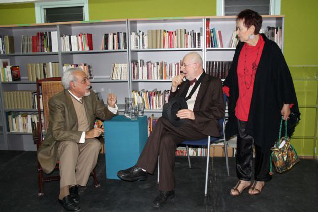Ángel Camacho, Antonio Abdo y Pilar Rey durante el homenaje al autor en la Biblioteca Municipal de Teatro de la Palma. 2011